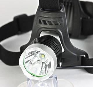 明るいＬＥＤヘッドライトを購入するならコレです。照らしながら、両手が使えます。